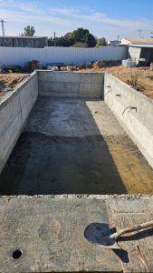 יציקת הבריכה